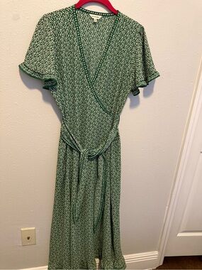 Max Studio Green Floral Dress with Contrast Trim